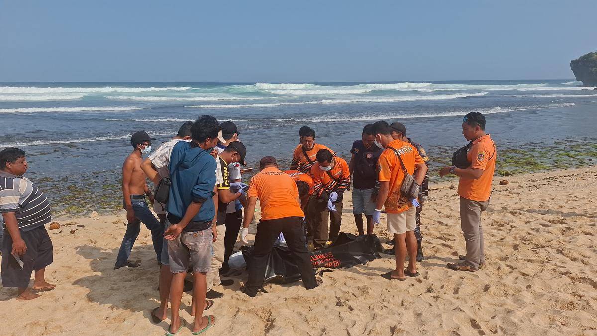 Penemuan jenazah di Pantai Krakal Gunungkidul. (Dok. SAR Satlinmas Wilayah II, Gunungkidul)