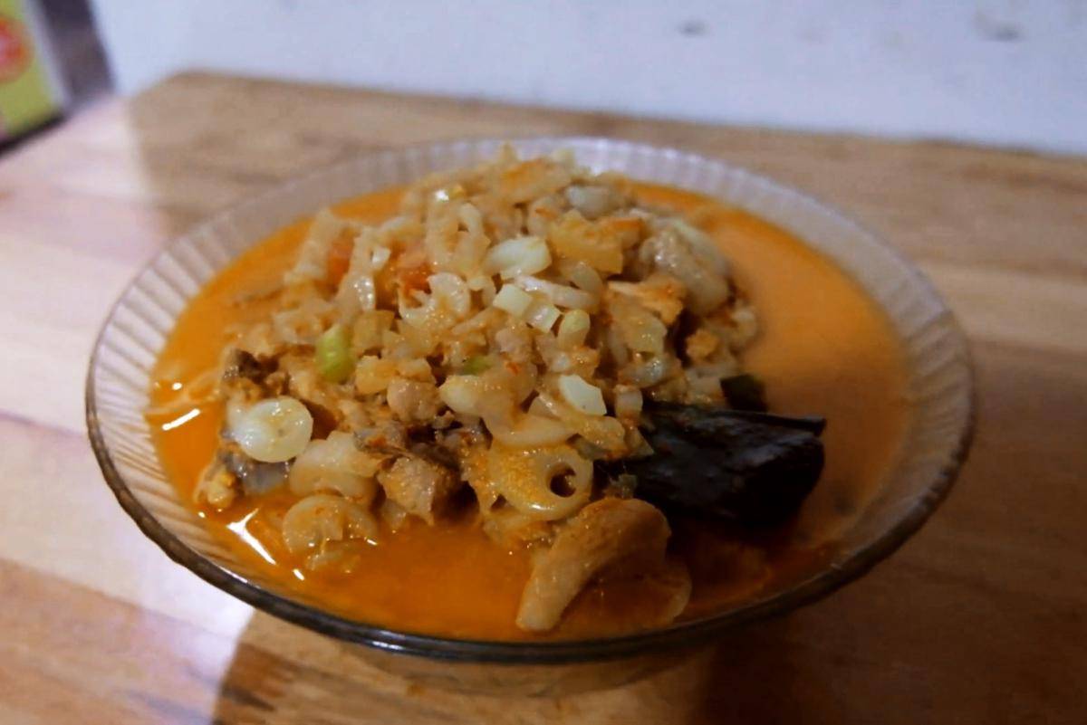 Gulai batang pisang sering disajikan sebagai menu sehari-hari, terutama di pedesaan saat dahulu.(youtube.com/Dapur Bik Mika)