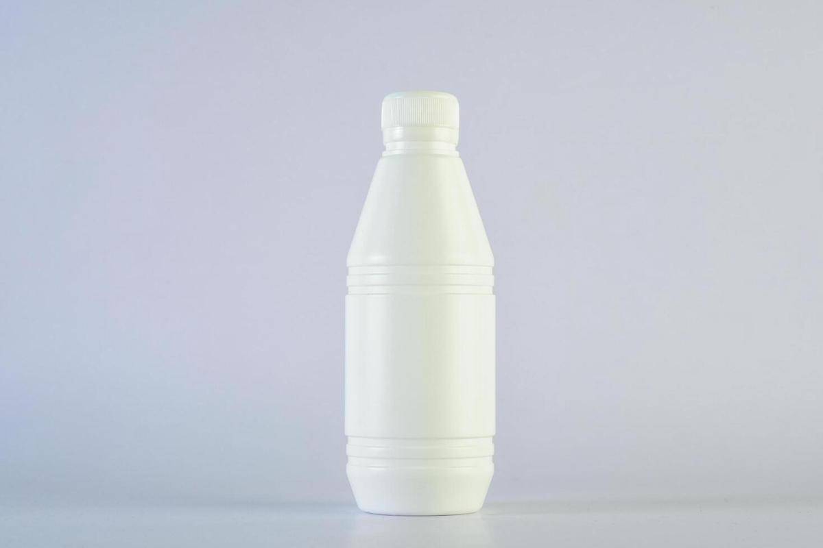 ilustrasi botol plastik (vecteezy.com/Prakasit Khuansuwan)