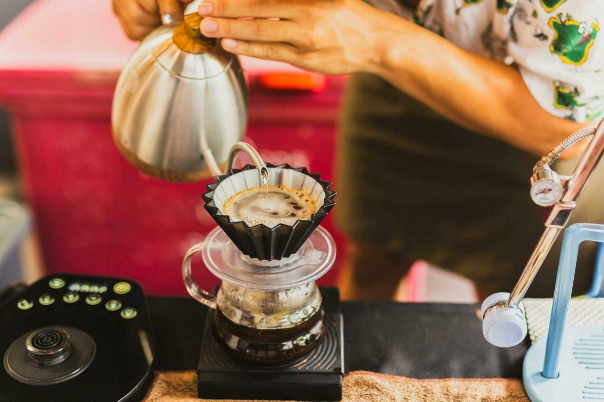 ilustrasi membuat kopi (vecteezy.com/Suwinai Sukanant)