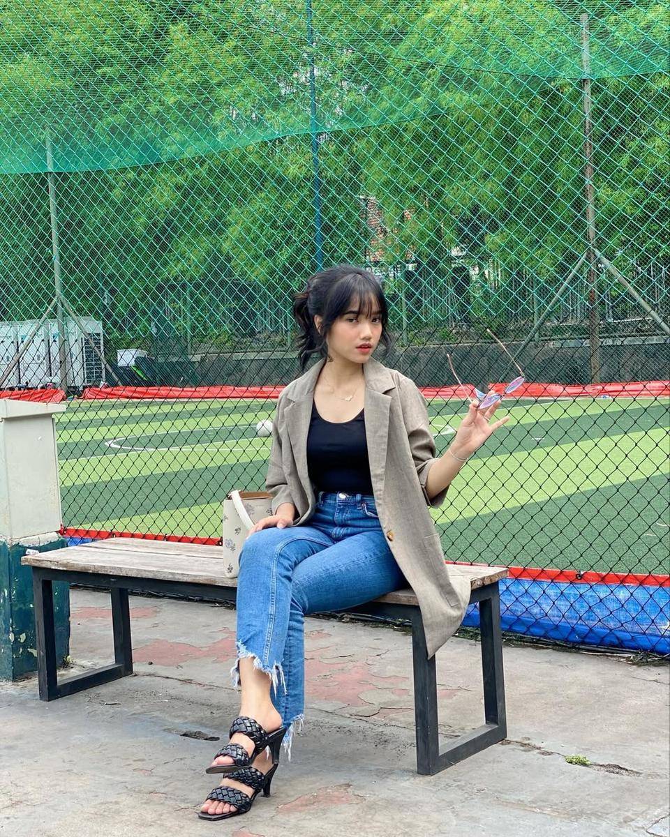 ide outfit kuliah ala Fujianti Utami (instagram.com/fuji_an)