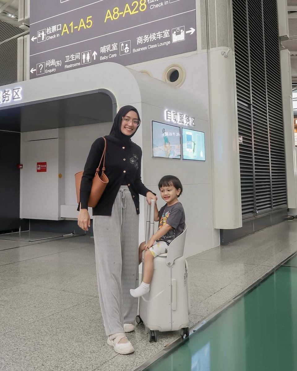 gaya OOTD ibu dan anak ala Mega Iskanti (instagram.com/megaiskanti)