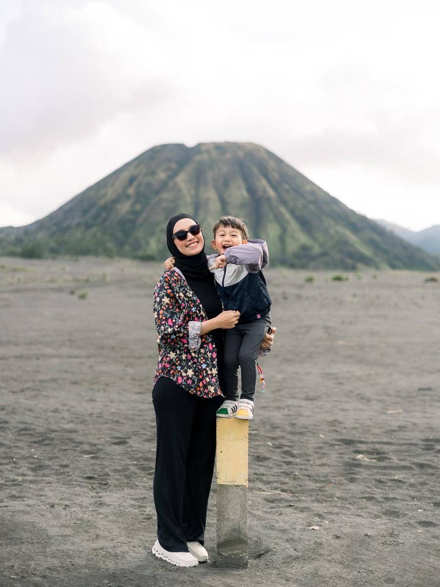 gaya OOTD ibu dan anak ala Mega Iskanti (instagram.com/megaiskanti)