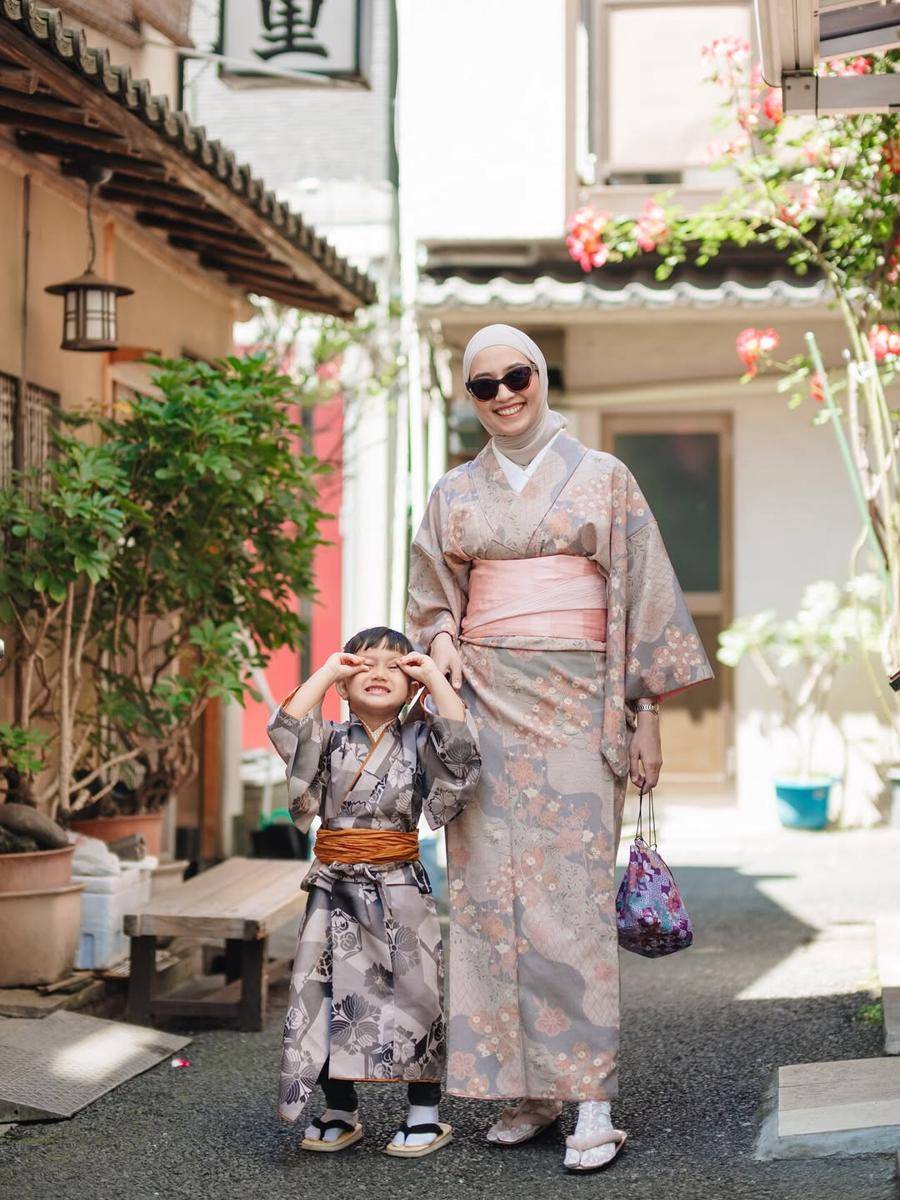 gaya OOTD ibu dan anak ala Mega Iskanti (instagram.com/megaiskanti)