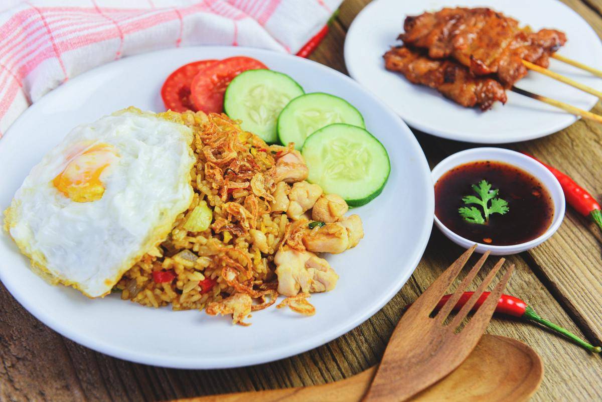 ilustrasi nasi goreng kampung (vecteezy.com/Bigc Studio)