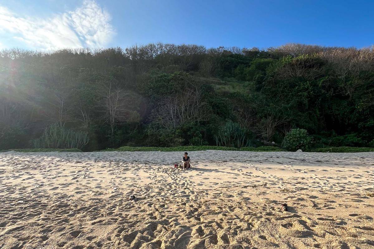 pasir pantai yang luas untuk duduk santai (dok.pribadi/Natalia Indah)