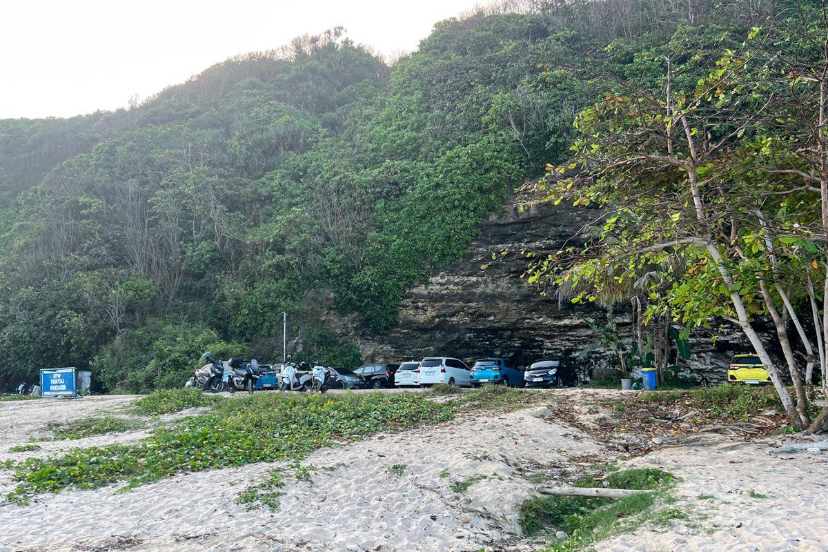 area parkir kendaraan di tepi pantai (dok.pribadi/Natalia Indah)