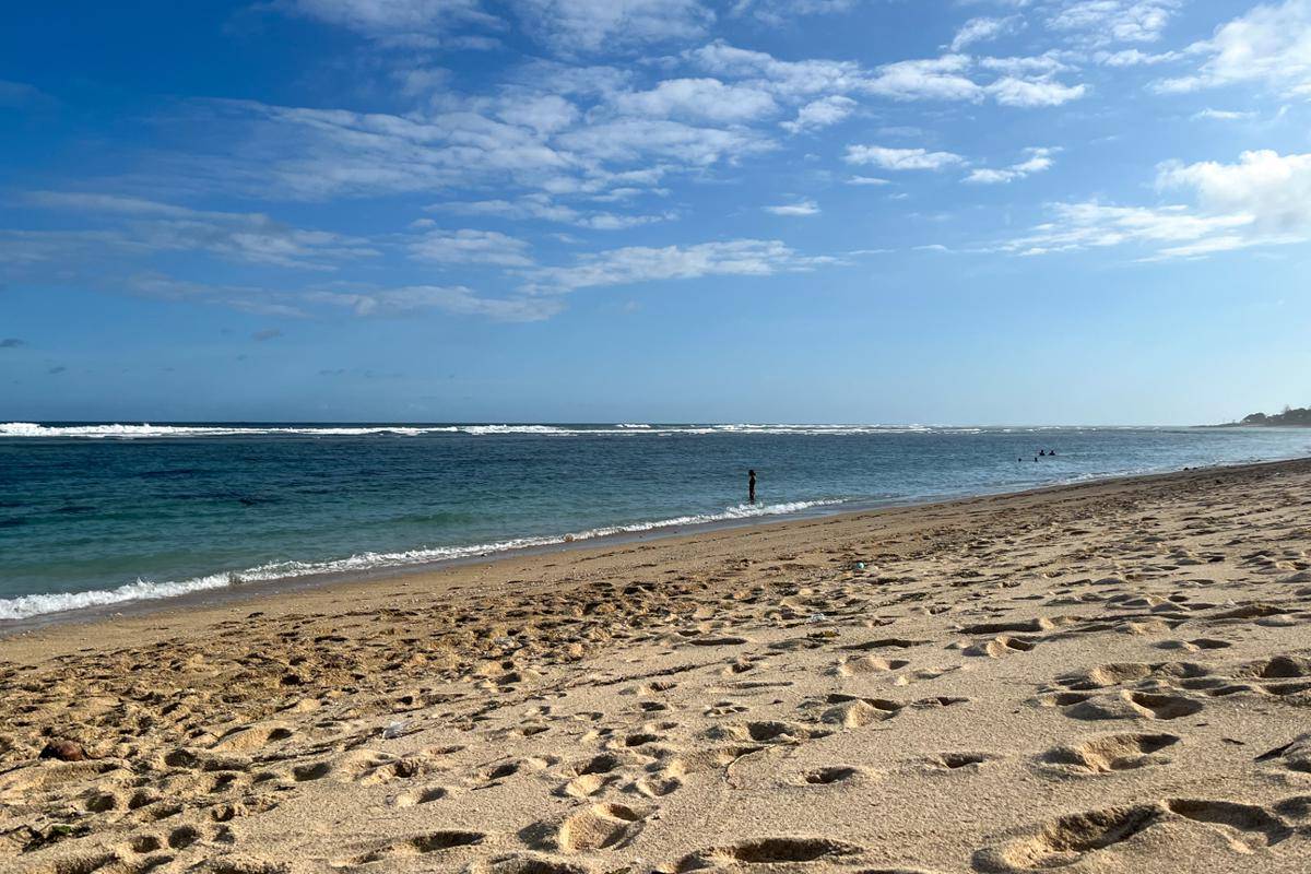 pasir putih dan jernihnya air laut di Pantai Timbis (dok.pribadi/Natalia Indah)