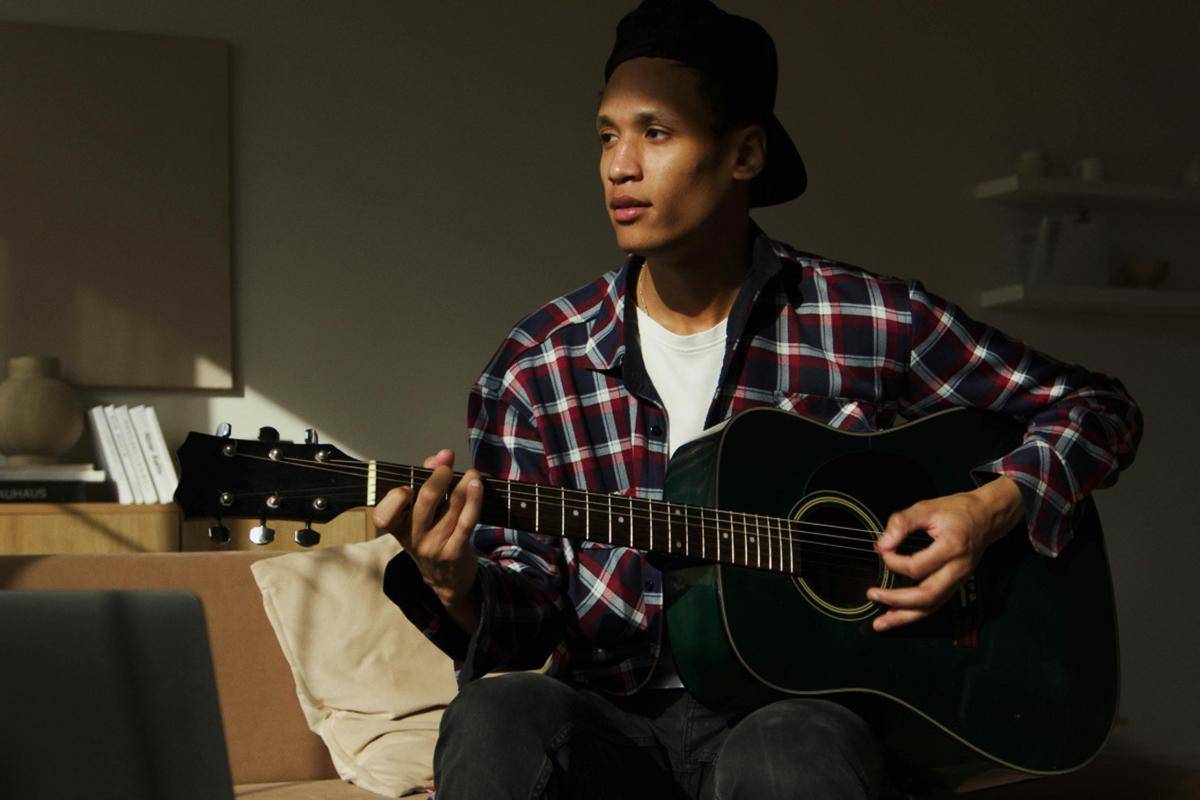 ilustrasi orang main gitar