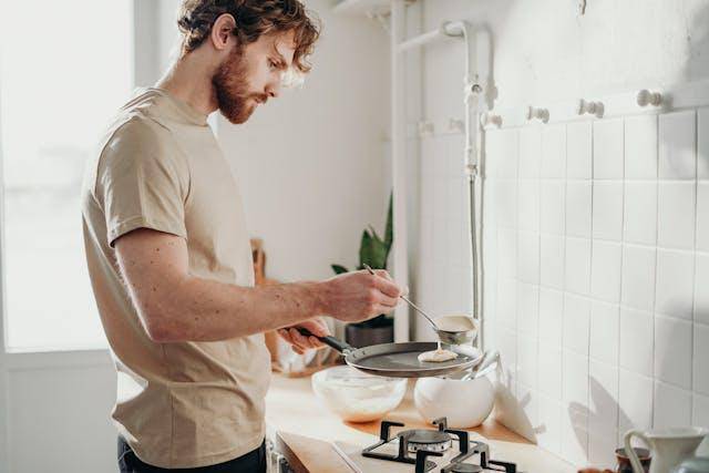 ilustrasi sedang masak (pexels.com/cottonbro studio)