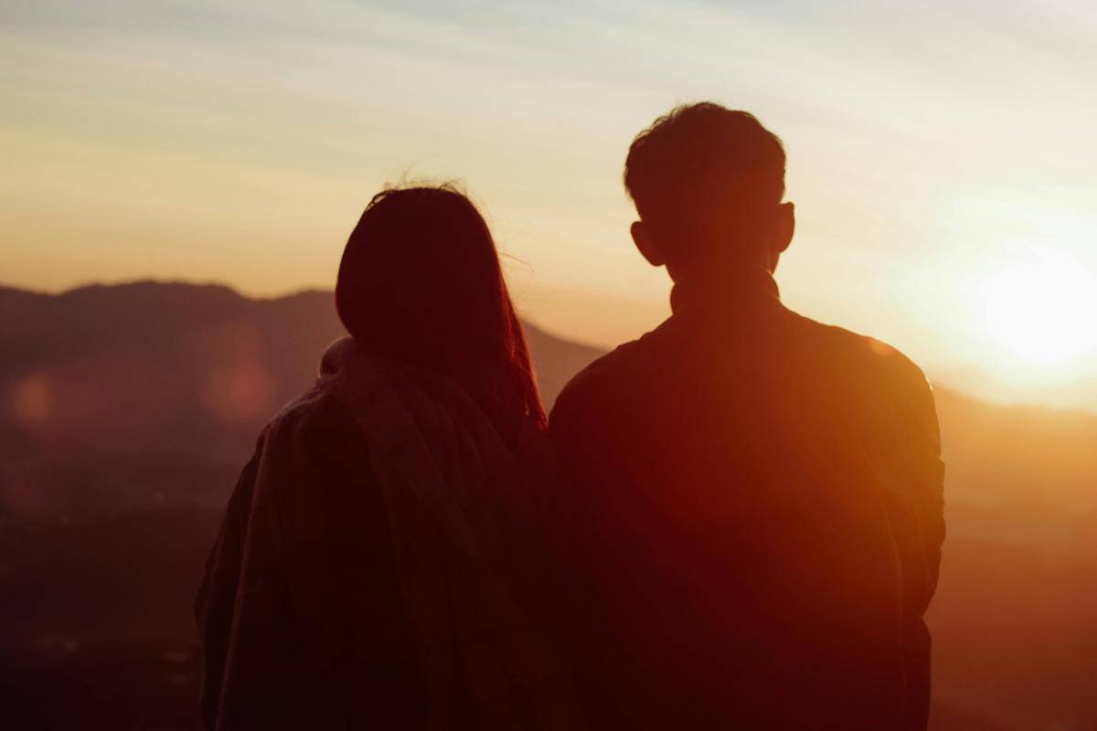siluet tubuh pasangan berpadu dengan cahaya matahari yang perlahan tenggelam, mewakili momen hening yang penuh makna (pexels.com/ Dongdilac)