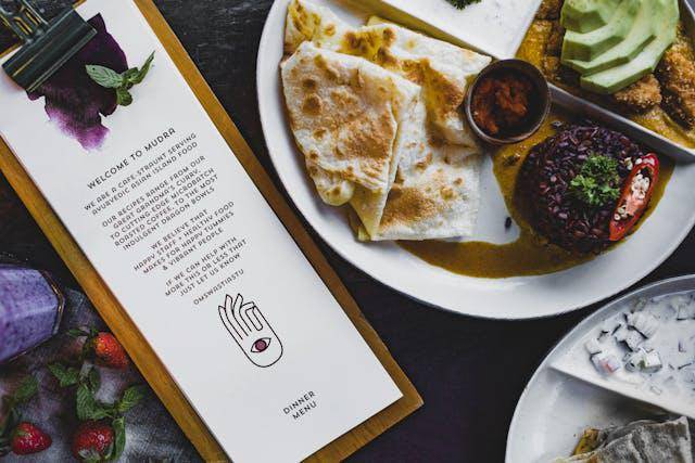 ilustrasi makan bersama di restoran (pexels.com/ROMAN ODINTSOV)