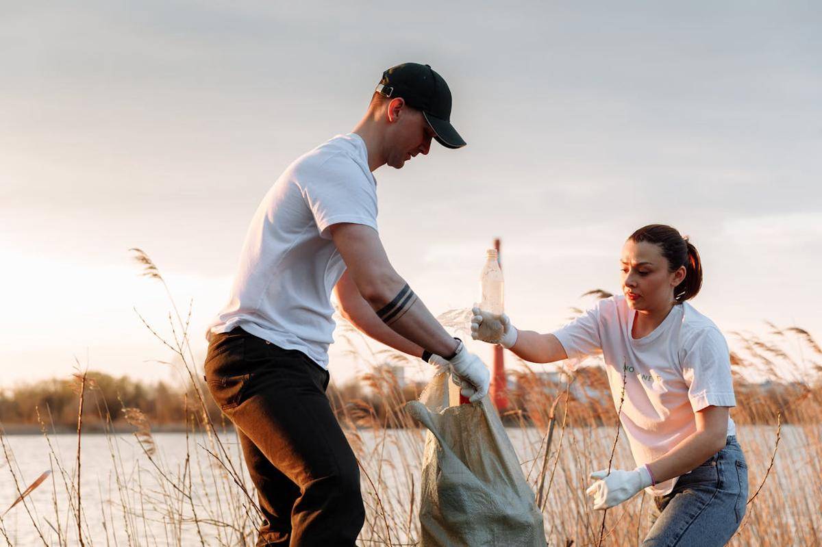 Ilustrasi membersihkan sampah (pexels.com/Photo by Thirdman)