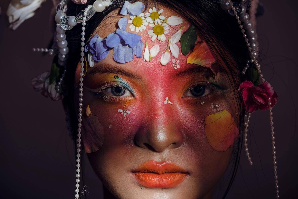 ilustrasi perempuan memilih warna