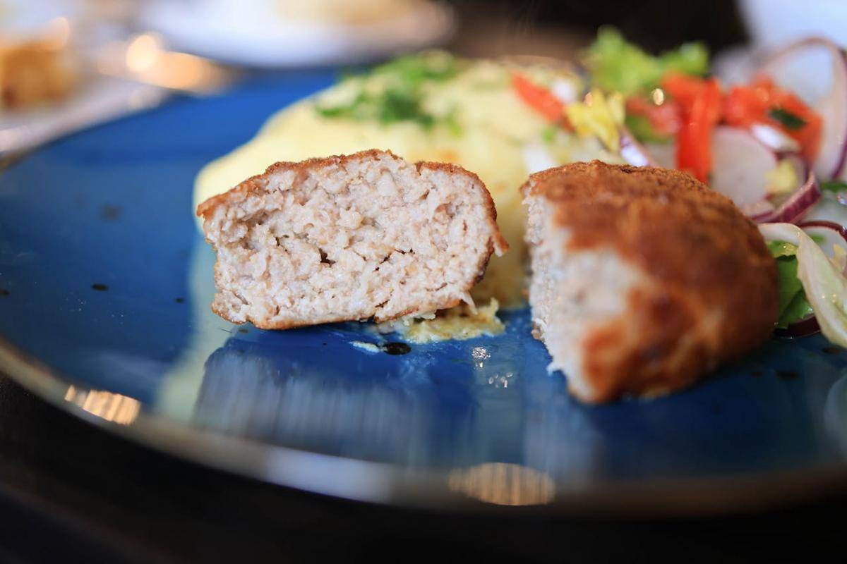ilustrasi lemon garlic aioli crab cake (pexels.com/Valeria Boltneva)
