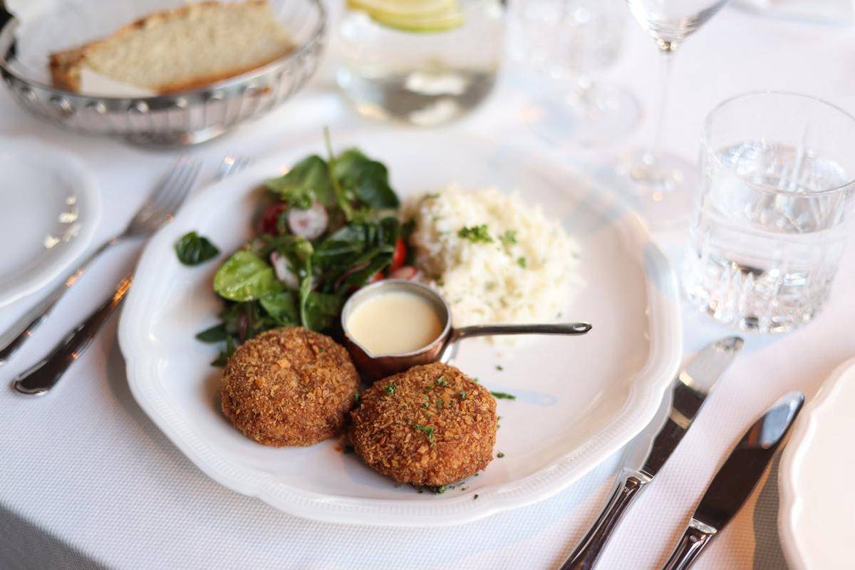 ilustrasi lemon garlic aioli crab cake (pexels.com/Valeria Boltneva)