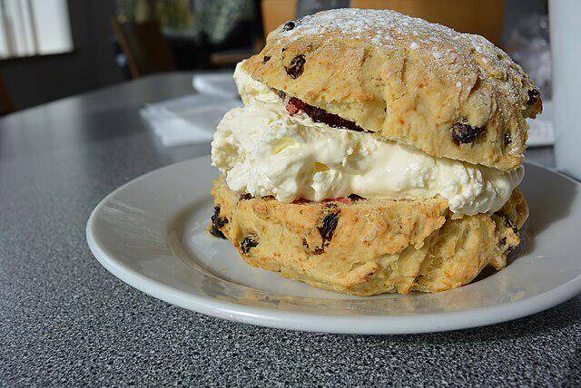ilustrasi scone with jam and cream (commons.wikimedia.org/MariaCurista)