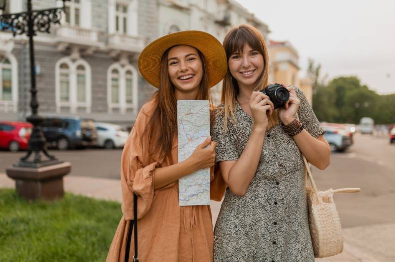 ilustrasi traveling bersama sahabat