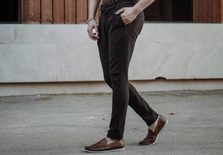 illustrasi celana chino pria (unsplash.com/Ali Karimiboroujeni)