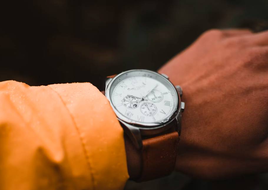 illustrasi jam tangan kulit klasik pria (unsplash.com/Reinhart Julian)