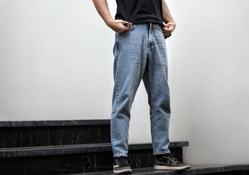 illustrasi celana denim pria (unsplash.com/Alireza Esmaeeli)