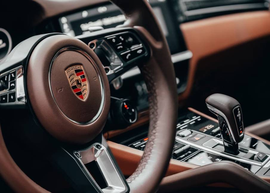 illustrasi interior mobil matic (unsplash.com/stefzn)