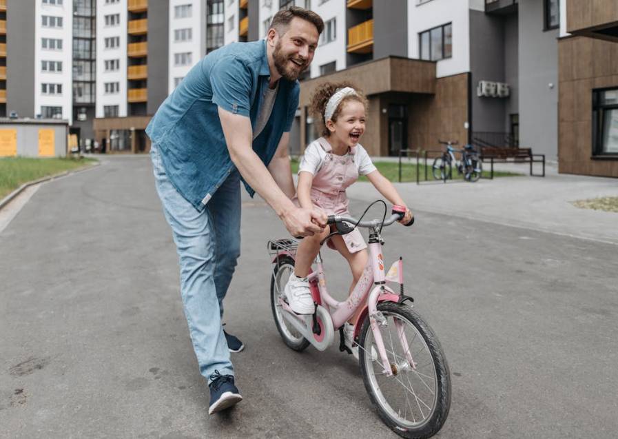 illustrasi anak bermain sepeda (pexels.com/Pavel Danilyuk)