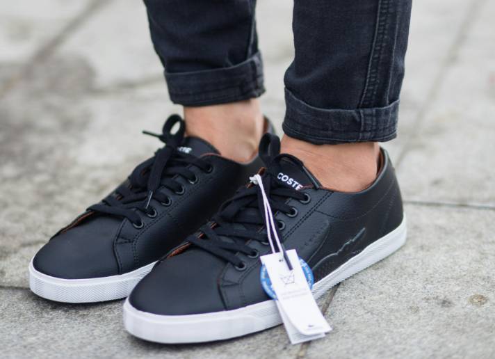 illustrasi sepatu dengan label (pexels.com/EVG Kowalievska)