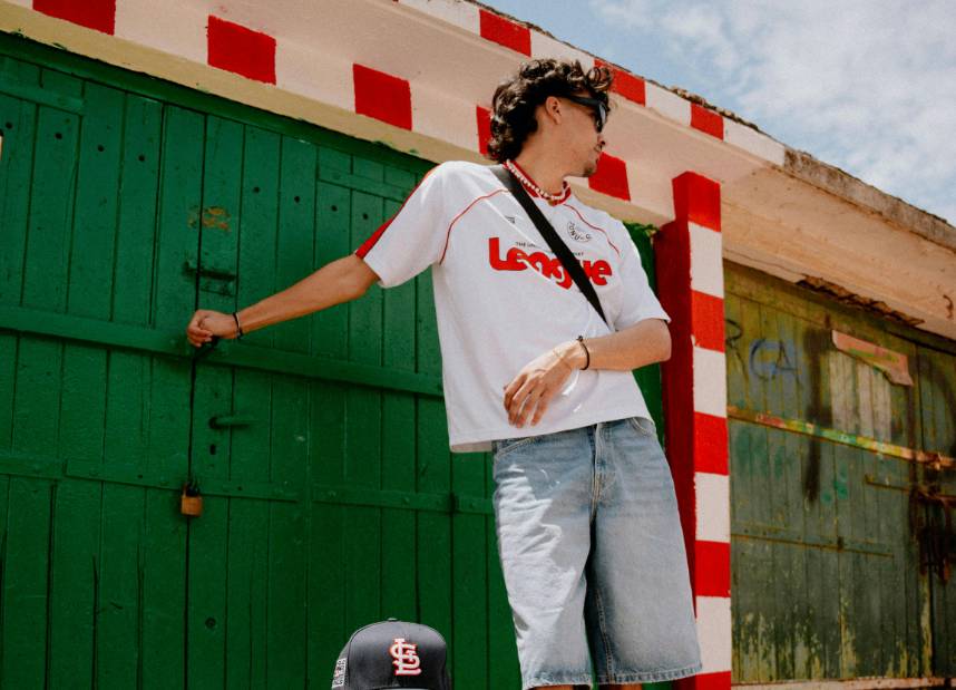 illustrasi pria dengan jersey dan jeans (pexels.com/Ayoub Moukhliss)