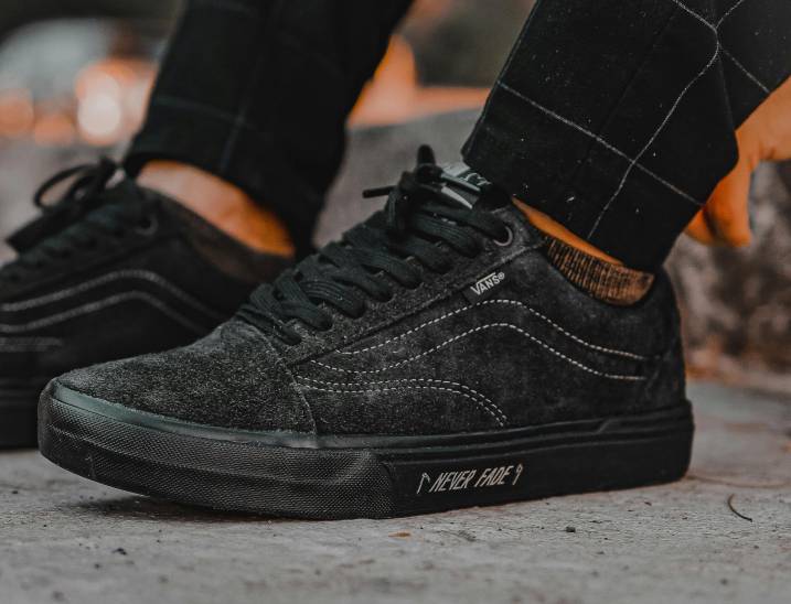 illustrasi sepatu pria kotor (pexels.com/Luis Quintero)