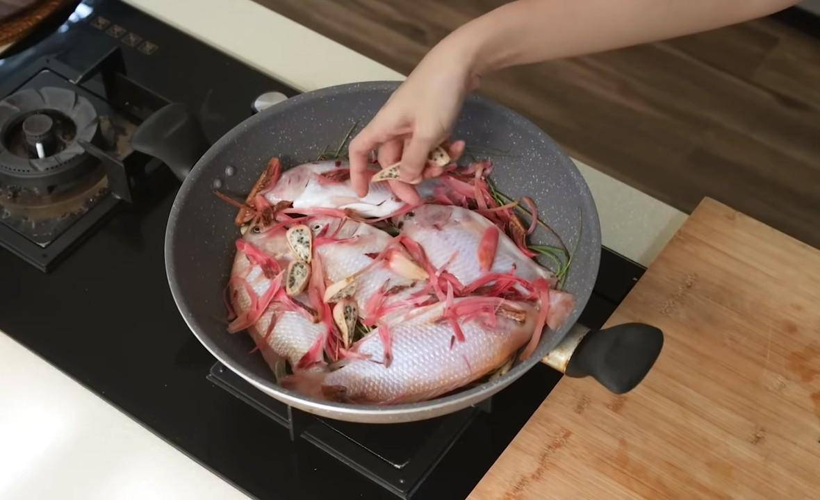 ilustrasi memasak ikan arsik khas Batak (YouTube.com/Devina Hermawan)