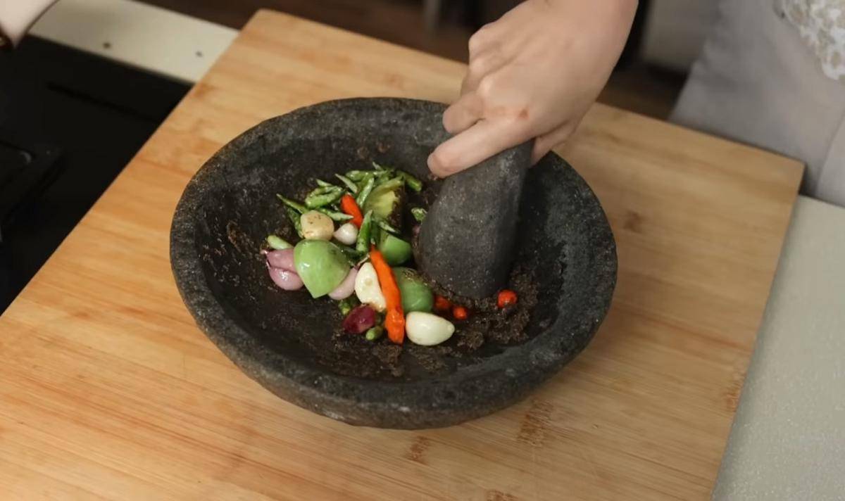 ilustrasi membuat sambal andaliman (YouTube.com/Devina Hermawan)