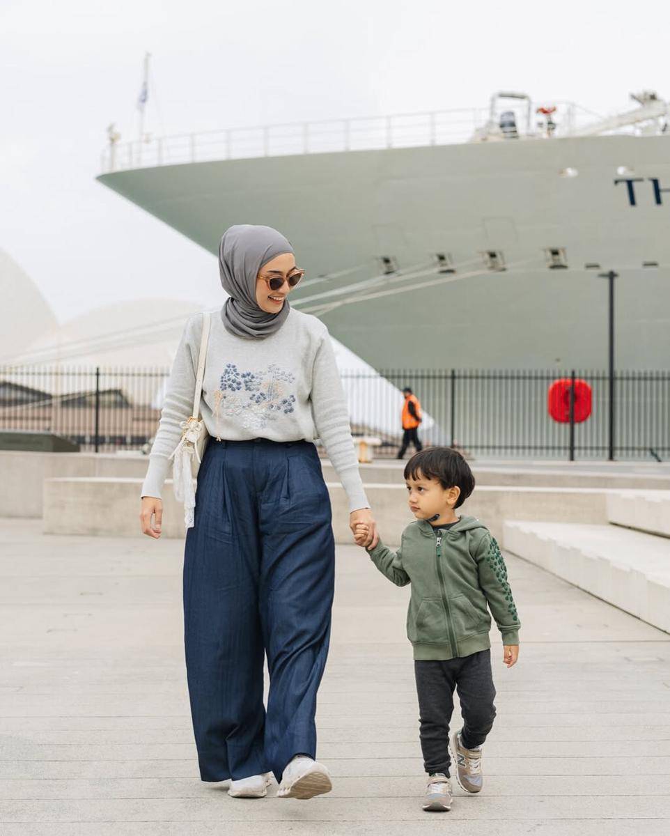 gaya OOTD ibu dan anak ala Mega Iskanti (instagram.com/megaiskanti)