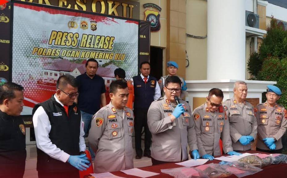 Kapolres OKU saat melakukan press release terkait kasus pembunuhan di kebun karet.