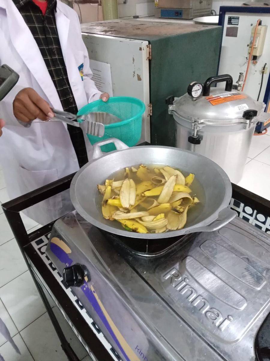  Tim Program Kreativitas Mahasiswa Kewirausahaan (PKM-K) Universitas Lampung (Unila) Ciptakan Cemilan Inovatif Berbasis Kulit Pisang dan Bayam yang Sehat, Ramah Lingkungan, dan Ekonomis