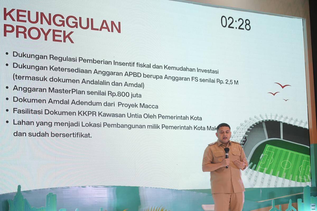 Wali Kota Makassar Munafri Arifuddin memaparkan soal rencana proyek Makassar Untia Stadium dalam forum Final South Sulawesi Investment Challenge (SSIC) yang digelar di Hotel Novotel Grand Shayla, Makassar, Senin (4/8/2025). (Dok. Humas Pemkot Makassar)