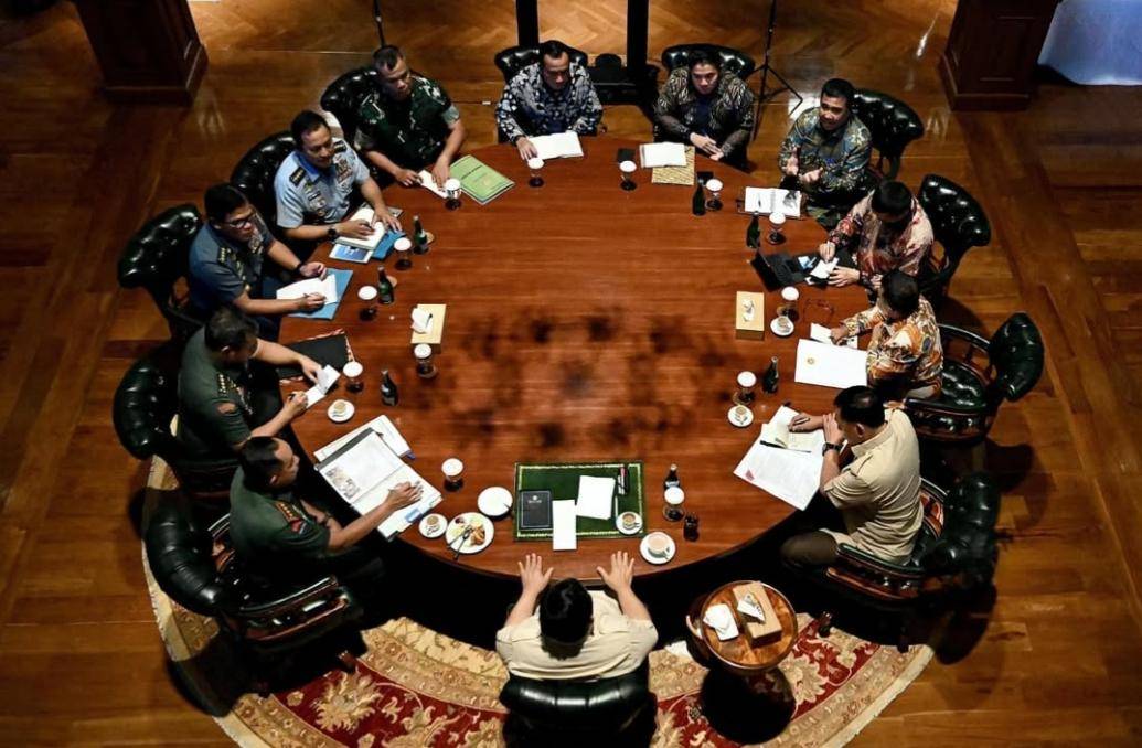 Presiden Prabowo Subianto ketika berbincang dengan Menteri Pertahanan Sjafrie Sjamsoeddin dan tiga kepala staf di Hambalang. (www.instagram.com/@sjafrie.sjamsoeddin)