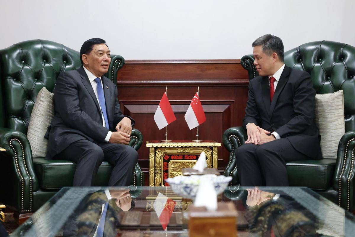 Menteri Pertahanan, Sjafrie Sjamsoeddin (kiri) ketika menerima kunjungan dari Menhan Singapura Chan Chun Sing (kanan) di kantor Kemhan, Jakarta Pusat. (Dokumentasi Kemhan)