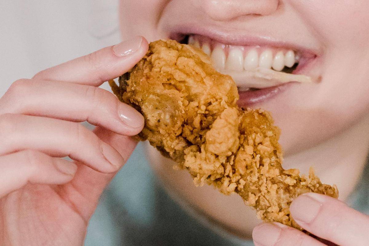 Potret makan ayam 