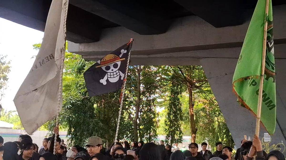 Bendera One Piece berkibar di tengah demonstrasi mahasiswa UNM Makassar, Selasa (5/8/2025).