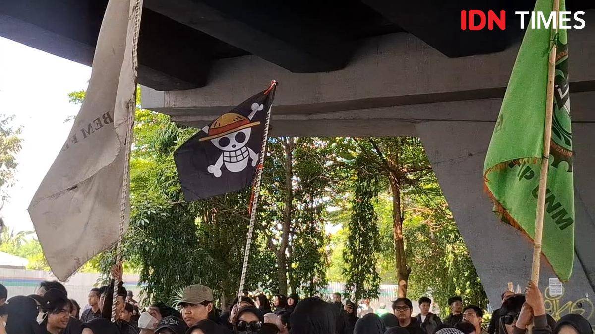 Bendera One Piece berkibar di tengah demonstrasi mahasiswa UNM Makassar, Selasa (5/8/2025).