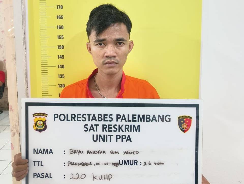 Bayu Andika (26) saat ditahan polisi usai membuat laporan palsu soal pembegalan (Dok: Polrestabes Palembang)