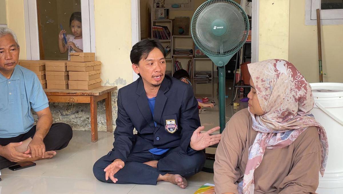 Suasana pelatihan pengolahan sampah oleh Universitas Bosowa dan Universitas Muslim Indonesia untuk warga di Kompleks Pesona Pelangi Regency, Moncongloe, Kabupaten Maros, pada 3 Agustus 2025