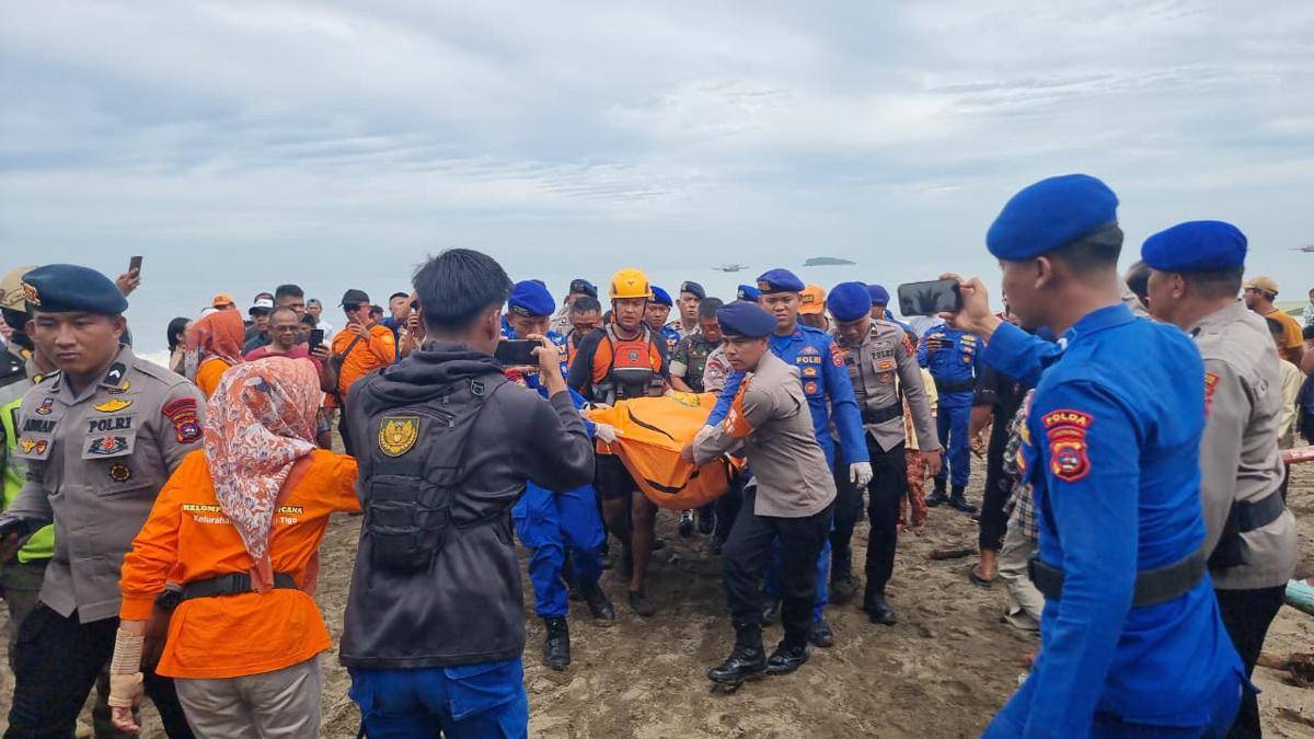 Tim Basarnas Padang mengangkat korban yang hilang (Foto: IDN Times/Basarnas Padang)