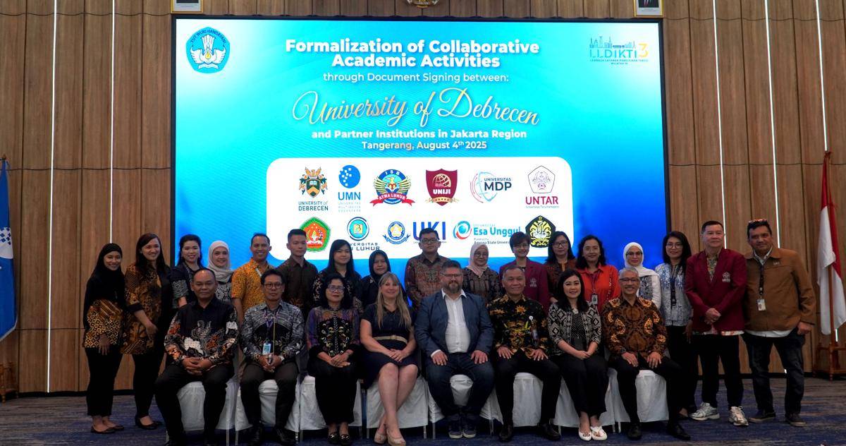 Foto bersama jajaran University of Debrecen, perwakilan LLDikti Wilayah III, jajaran UMN, dan perwakilan 8 perguruan tinggi (Dok. UMN).JPG
