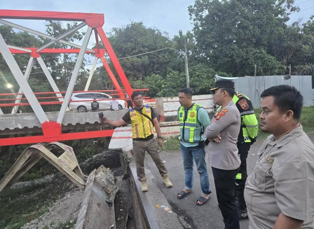 Kondisi jembatan Muara Lawai yang ambruk.