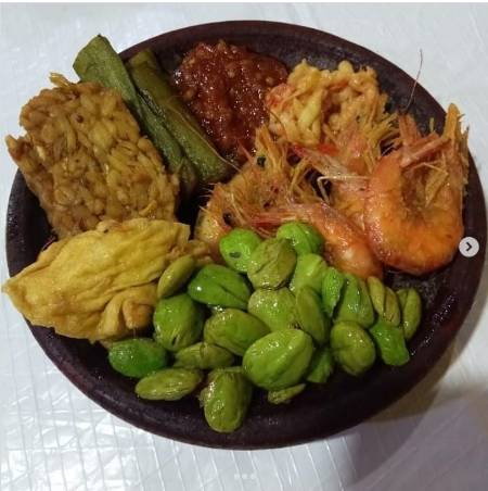 Penyetan Hot Teh Ary di Surabaya