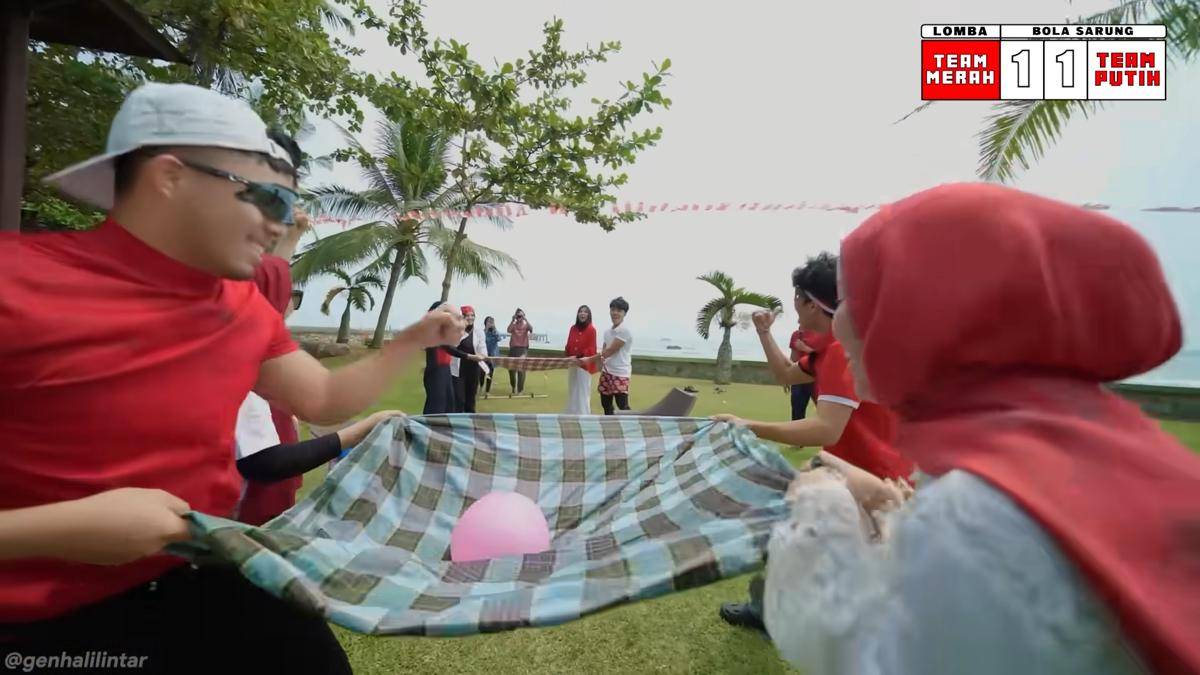 keluarga Gen Halilintar main balon sarung 17 Agustus 2024