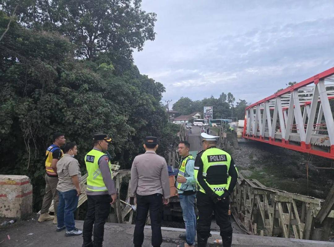 Kondisi jembatan Muara Lawai yang ambruk.