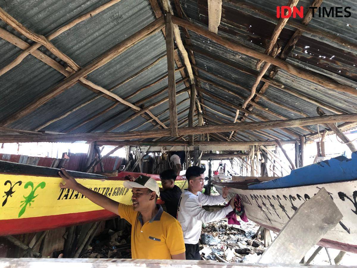 Perajin Bidar di Palembang saat mempersiapkan kapal jelang perlombaan Bidar